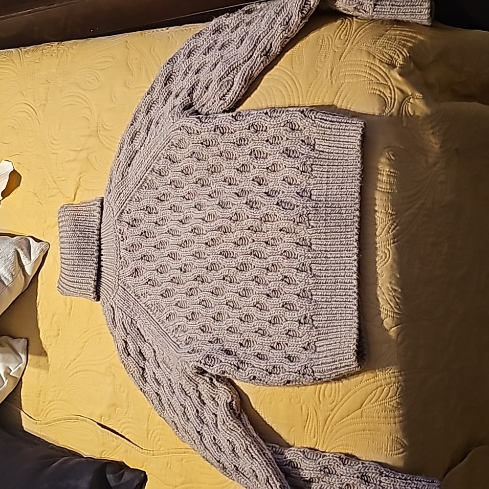 Excellent condition thick H&M cable knit sweater. Waist length